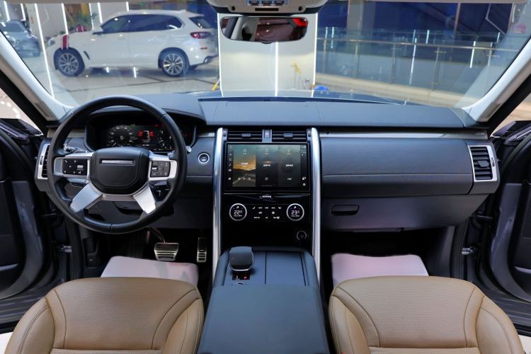 Used Land Rover Discovery 2023 360 PS Metropolitan Edition Interior 3
