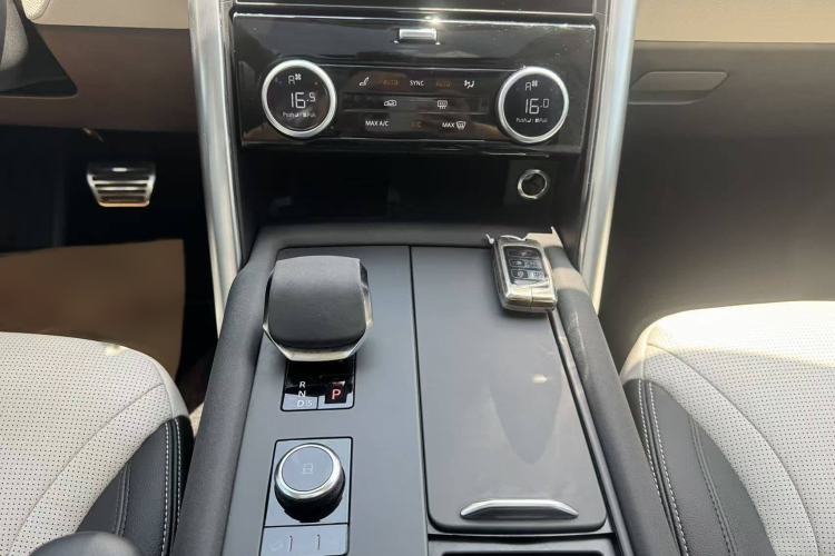 Used Land Rover Discovery 2023 Revised Version 360 PS R-Dynamic S Interior 3