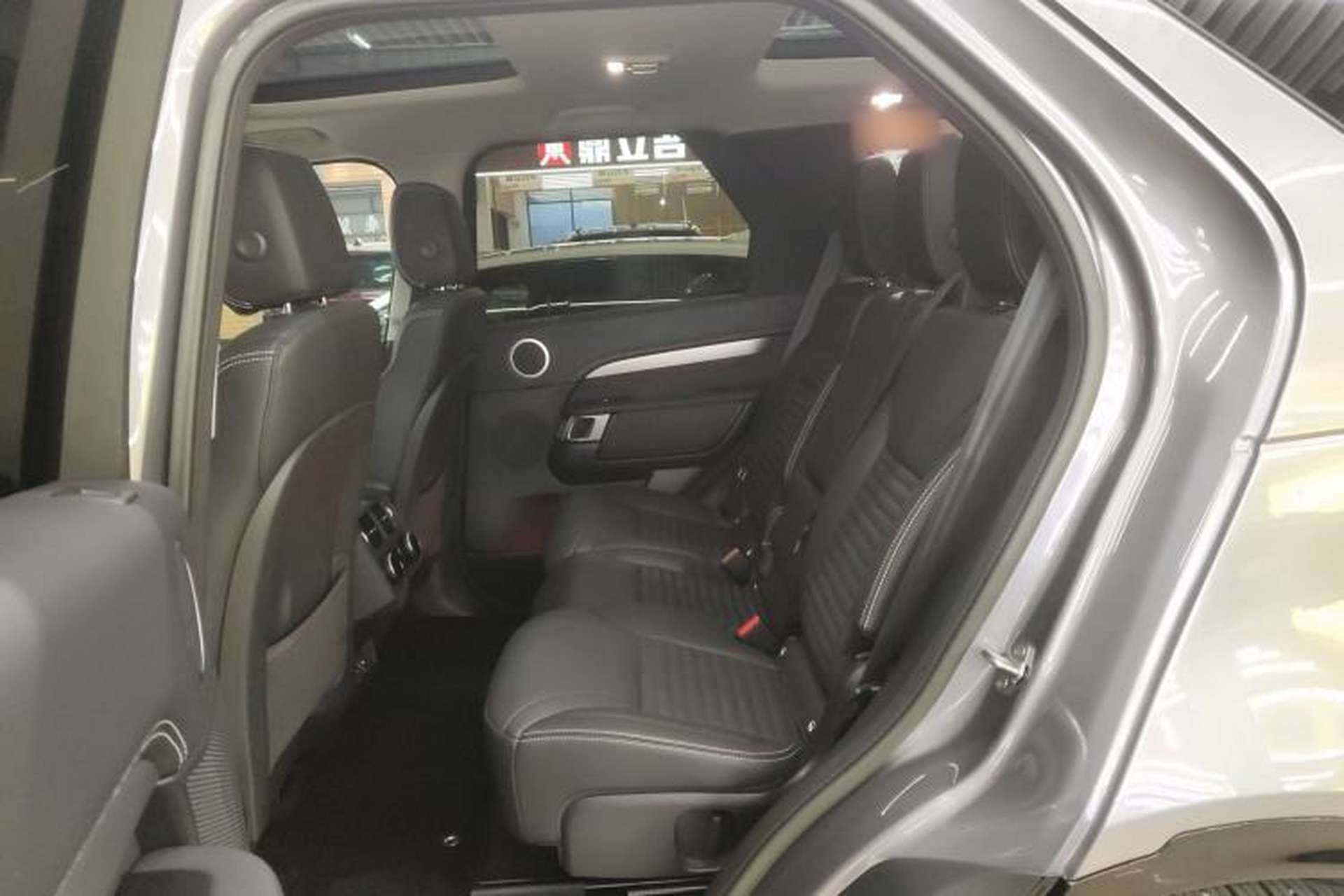 Used Land Rover Discovery 2023 360 PS R-Dynamic S Interior 4