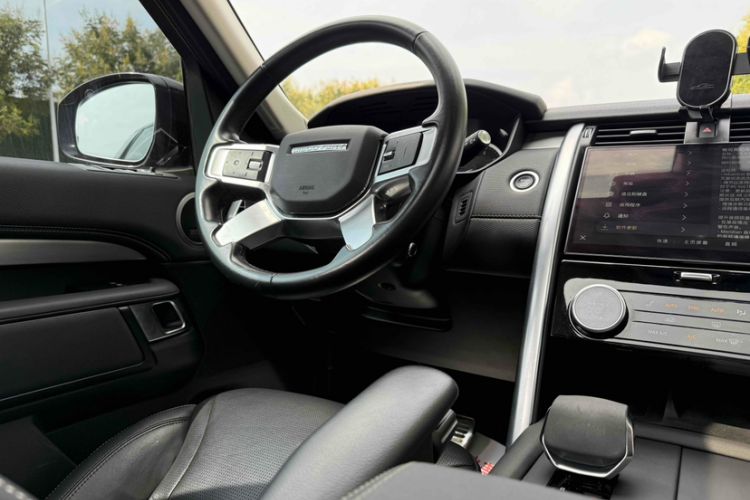 Used Land Rover Discovery 2023 360 PS R-Dynamic S Interior 4