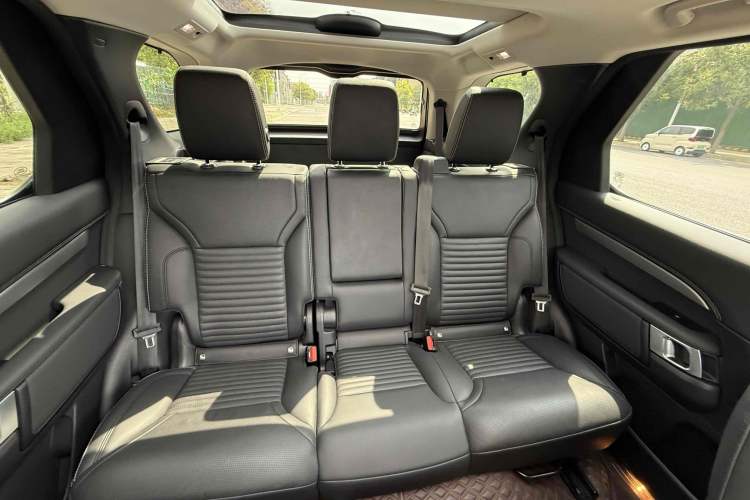 Used Land Rover Discovery 2023 360 PS R-Dynamic S Interior 4