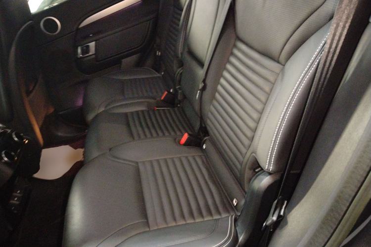 Used Land Rover Discovery 2023 Revised Version 360 PS R-Dynamic S Interior 4