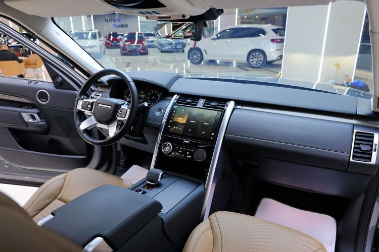 Used Land Rover Discovery 2023 360 PS Metropolitan Edition Interior 4