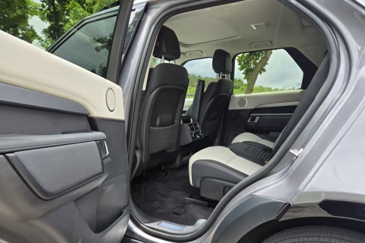 Used Land Rover Discovery 2023 Revised Version 360 PS R-Dynamic S Interior 5