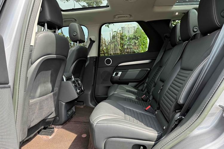Used Land Rover Discovery 2023 360 PS R-Dynamic S Interior 5