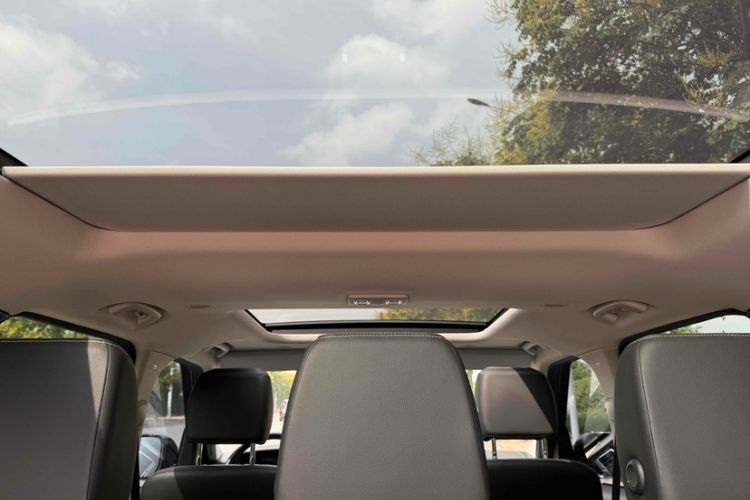 Used Land Rover Discovery 2023 360 PS R-Dynamic S Interior 6