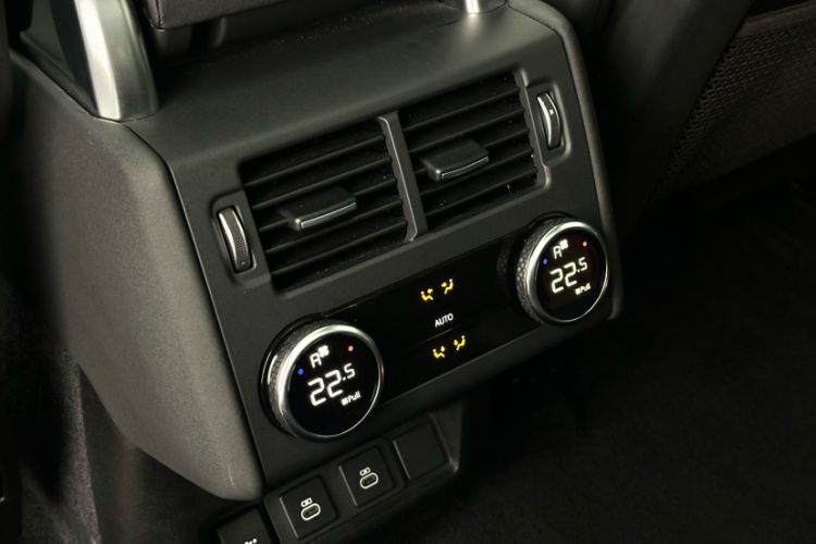 Used Land Rover Discovery 2023 360 PS R-Dynamic S Interior 7