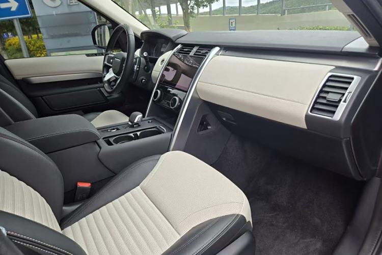 Used Land Rover Discovery 2023 Revised Version 360 PS R-Dynamic S Interior 7