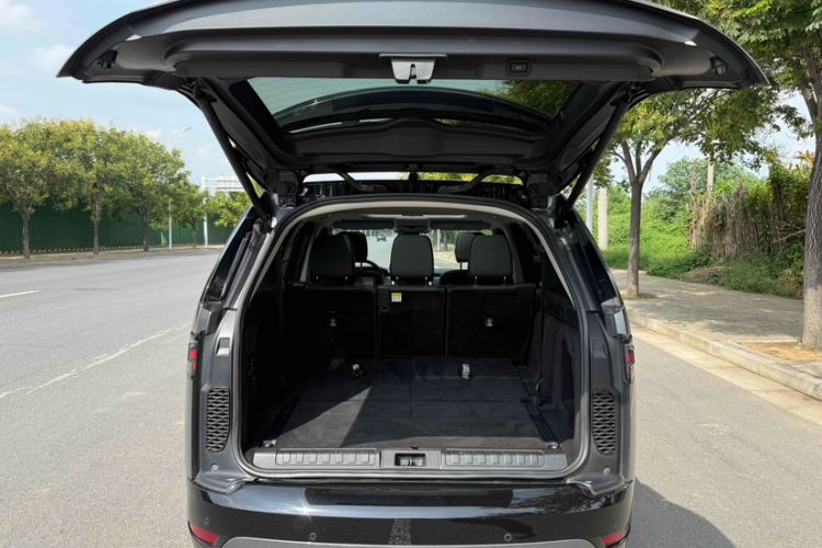 Used Land Rover Discovery 2023 360 PS R-Dynamic S Interior 7
