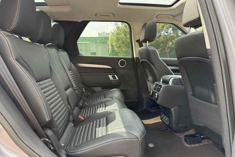 Used Land Rover Discovery 2023 360 PS R-Dynamic S Interior 7
