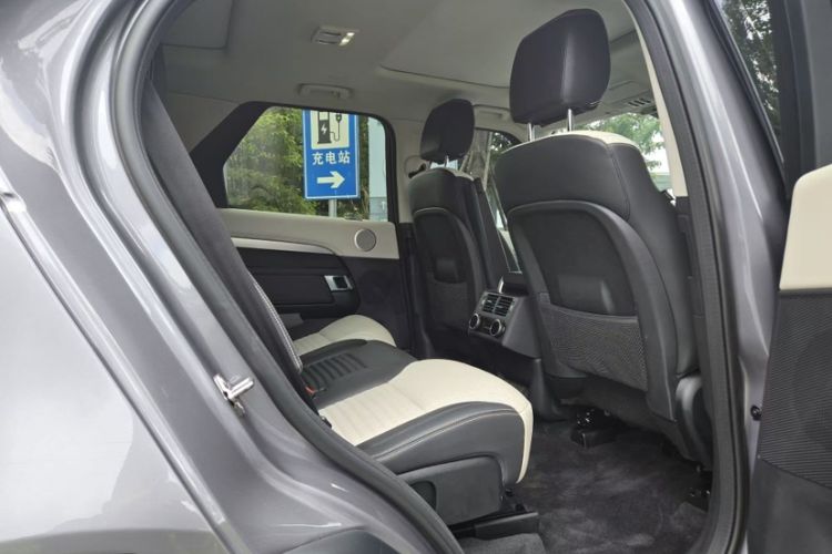 Used Land Rover Discovery 2023 Revised Version 360 PS R-Dynamic S Interior 8