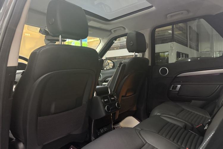 Used Land Rover Discovery 2023 Revised Version 360 PS R-Dynamic S Interior 8
