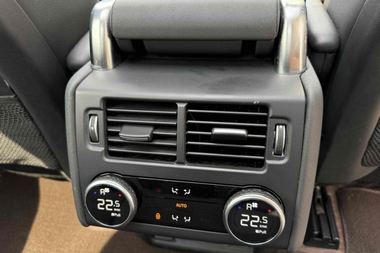 Used Land Rover Discovery 2023 360 PS R-Dynamic S Interior 8