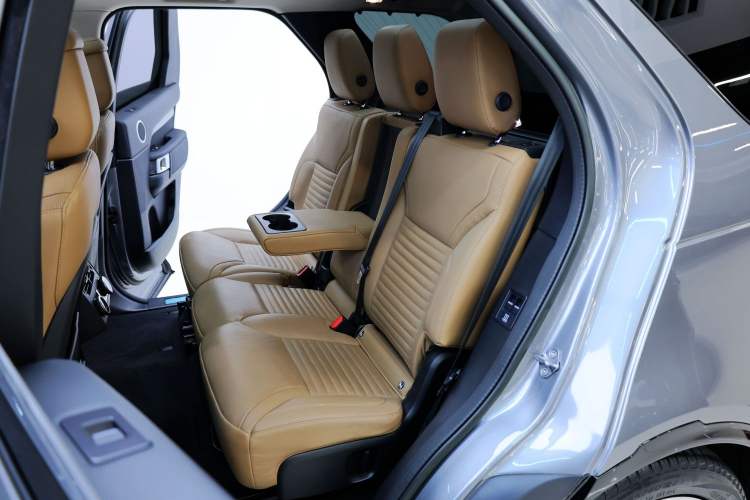 Used Land Rover Discovery 2023 360 PS Metropolitan Edition Interior 8
