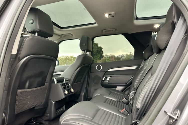 Used Land Rover Discovery 2023 360 PS R-Dynamic S Interior 9