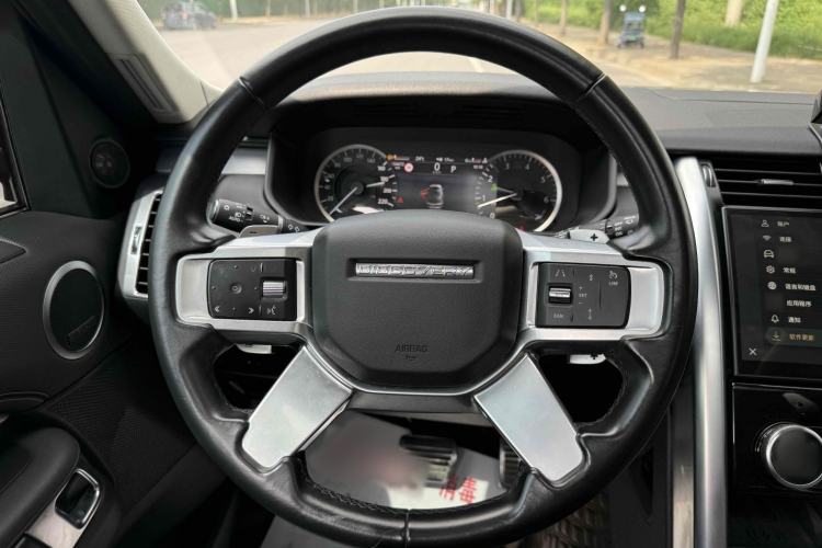 Used Land Rover Discovery 2023 360 PS R-Dynamic S Interior 9