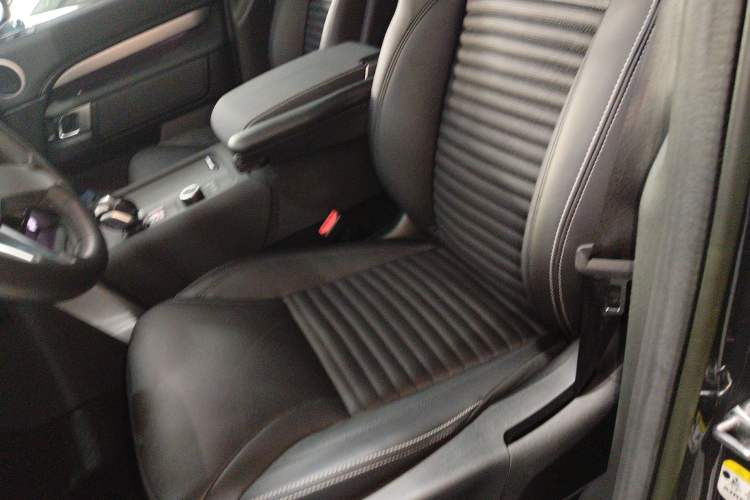 Used Land Rover Discovery 2023 Revised Version 360 PS R-Dynamic S Left Front Seat