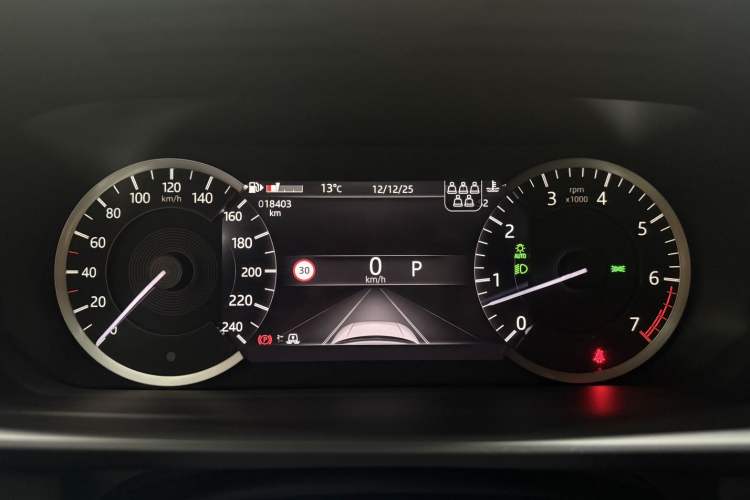 Used Land Rover Discovery 2023 Revised Version 360 PS R-Dynamic S Odometer Close Up