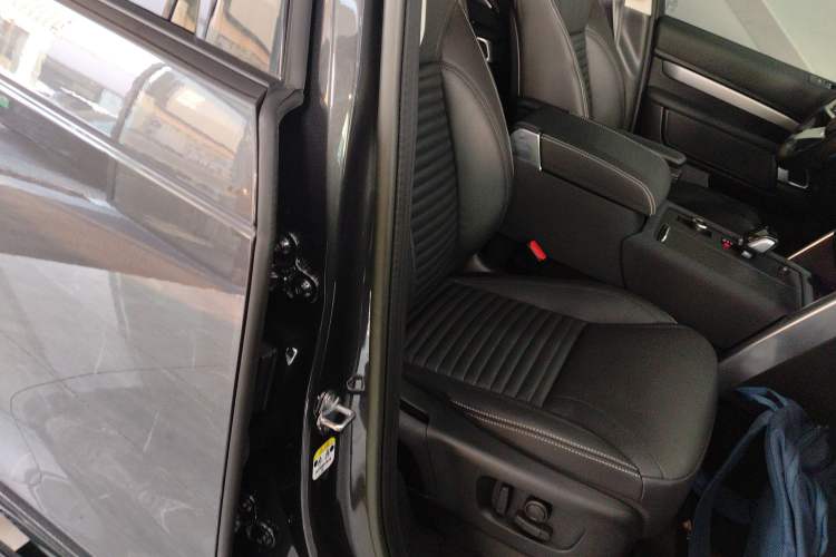 Used Land Rover Discovery 2023 Revised Version 360 PS R-Dynamic S Right Front Seat