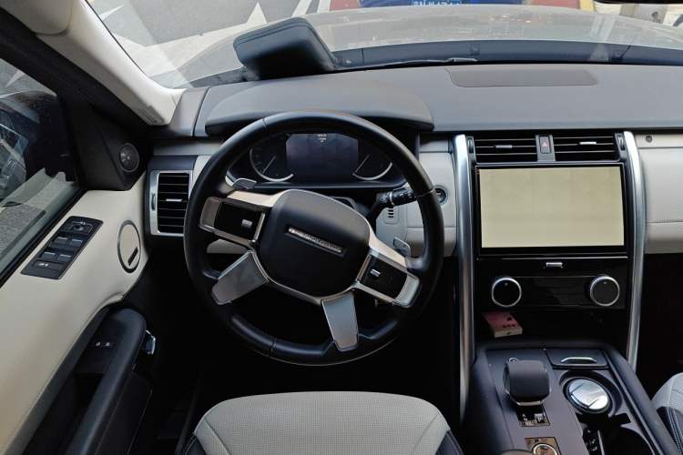 Used Land Rover Discovery 2023 360 PS R-Dynamic S Steering Wheel