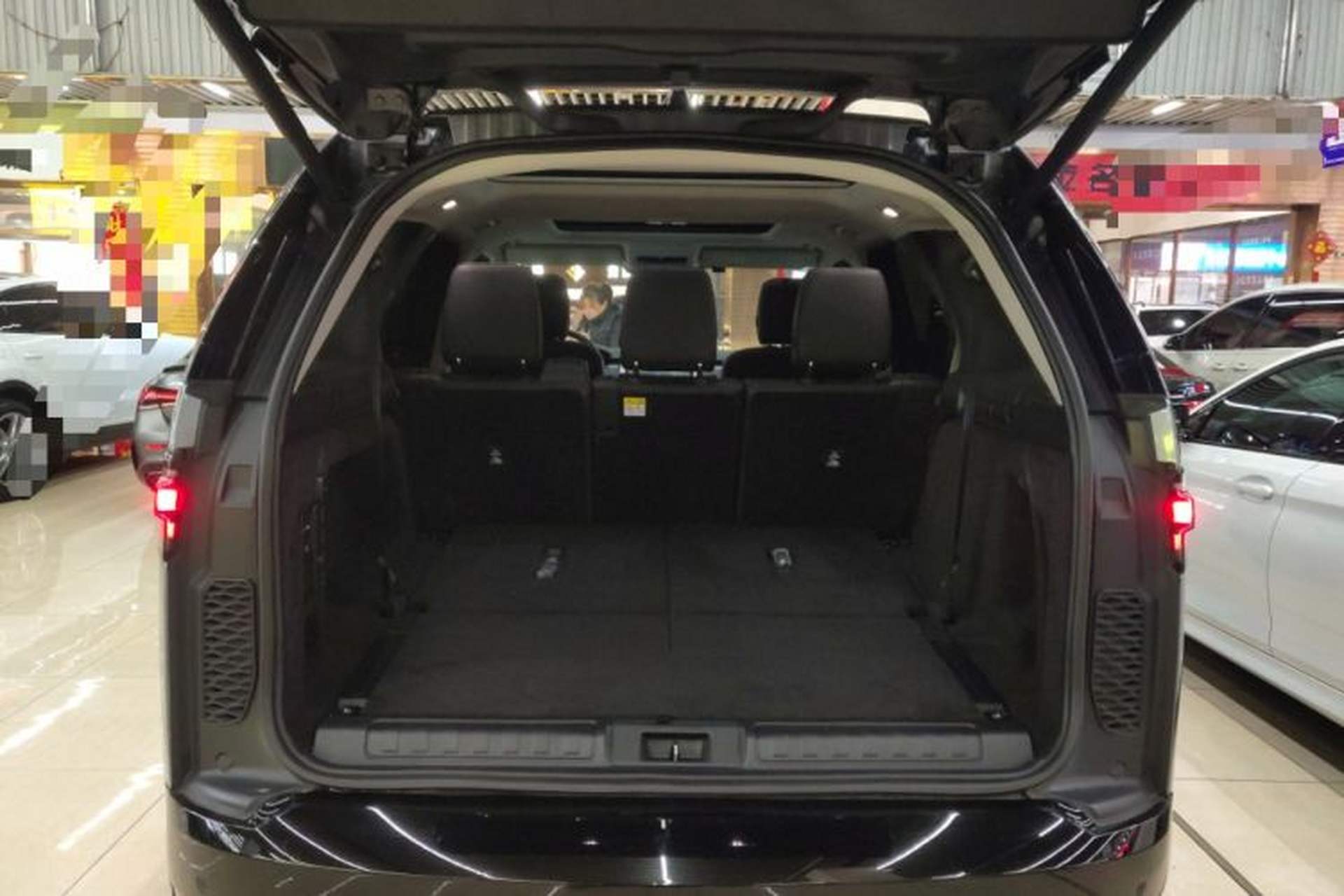 Used Land Rover Discovery 2023 360 PS R-Dynamic S Trunk