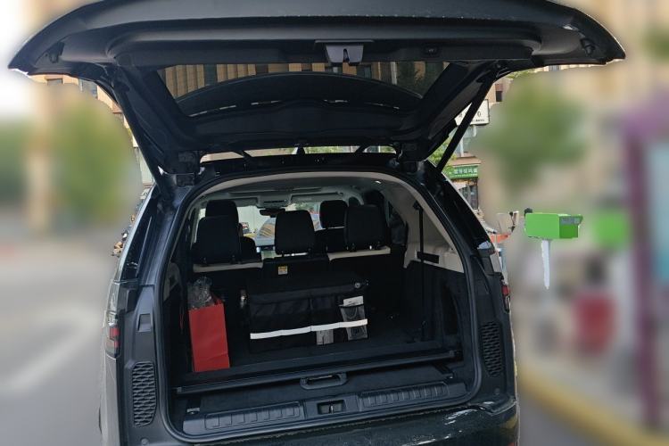 Used Land Rover Discovery 2023 360 PS R-Dynamic S Trunk