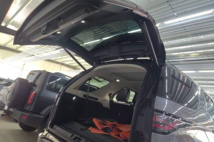 Used Land Rover Discovery 2023 Revised Version 360 PS R-Dynamic S Trunk