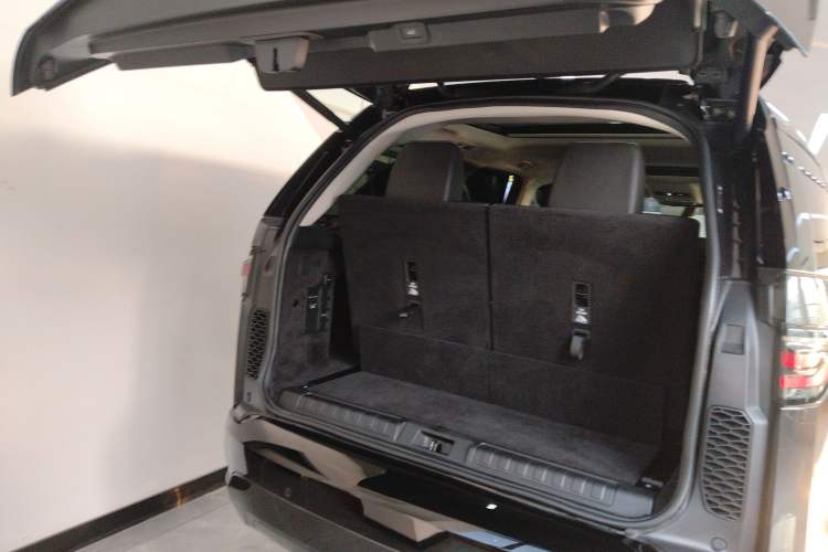 Used Land Rover Discovery 2023 Revised Version 360 PS R-Dynamic S Trunk