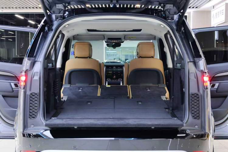 Used Land Rover Discovery 2023 360 PS Metropolitan Edition Trunk
