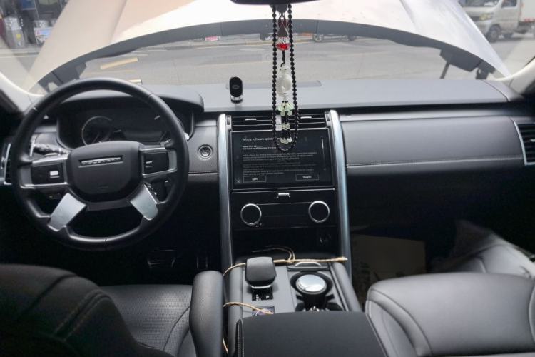 Used Land Rover Discovery 2023 360 PS R-Dynamic S Center Console