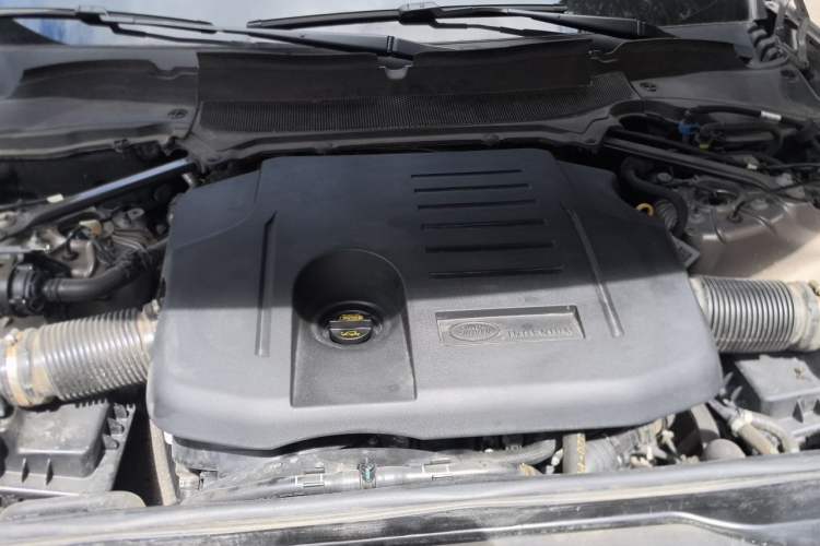 Used Land Rover Discovery 2023 360 PS R-Dynamic S Engine Bay