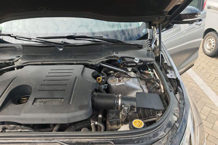 Used Land Rover Discovery 2023 Revised Version 360 PS R-Dynamic S Engine Bay Left