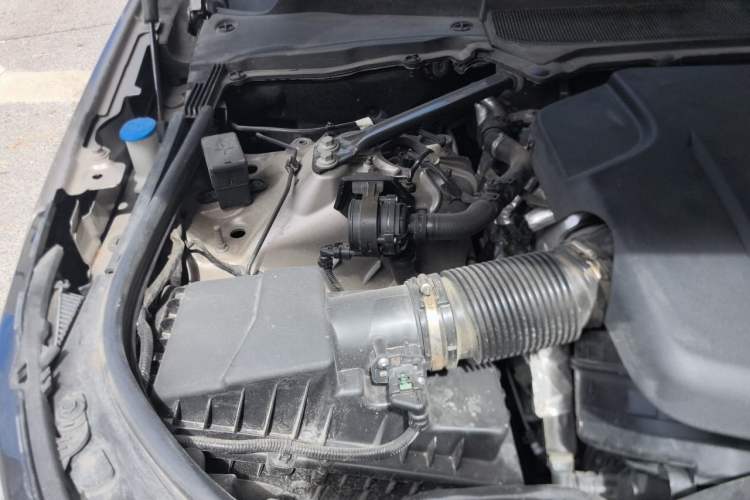 Used Land Rover Discovery 2023 360 PS R-Dynamic S Engine Bay Right