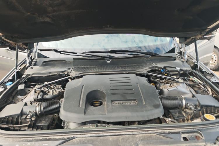 Used Land Rover Discovery 2023 Revised Version 360 PS R-Dynamic S Engine Bay