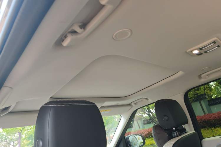 Used Land Rover Discovery 2023 Revised Version 360 PS R-Dynamic S Headliner