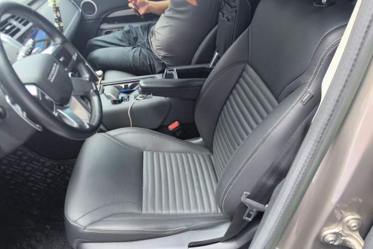 Used Land Rover Discovery 2023 360 PS R-Dynamic S Left Front Seat