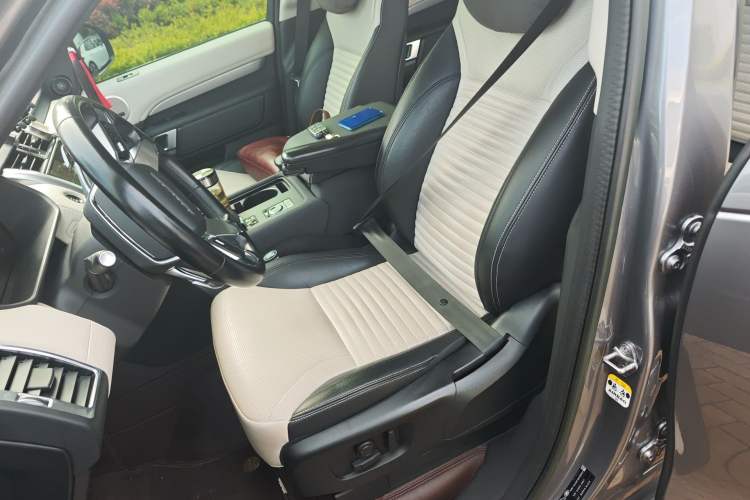 Used Land Rover Discovery 2023 Revised Version 360 PS R-Dynamic S Left Front Seat
