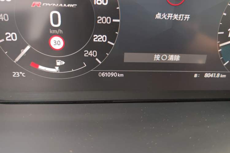 Used Land Rover Discovery 2023 Revised Version 360 PS R-Dynamic S Odometer Close Up