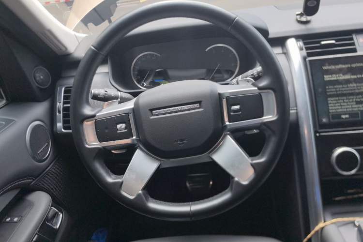 Used Land Rover Discovery 2023 360 PS R-Dynamic S Steering Wheel