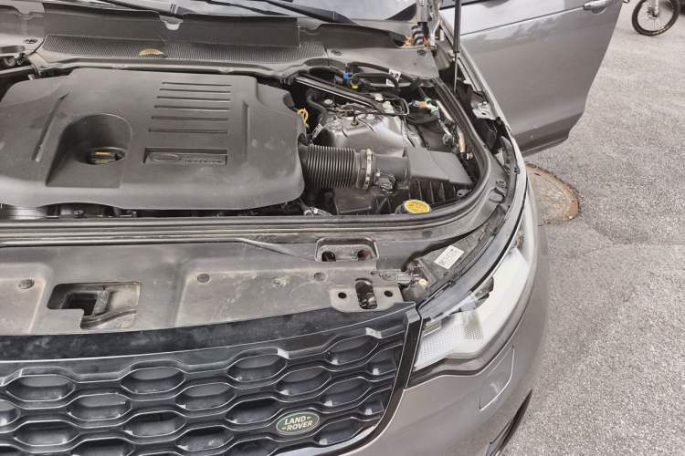 Used Land Rover Discovery 2023 Revised Version 360 PS R-Dynamic S Engine Bay Left
