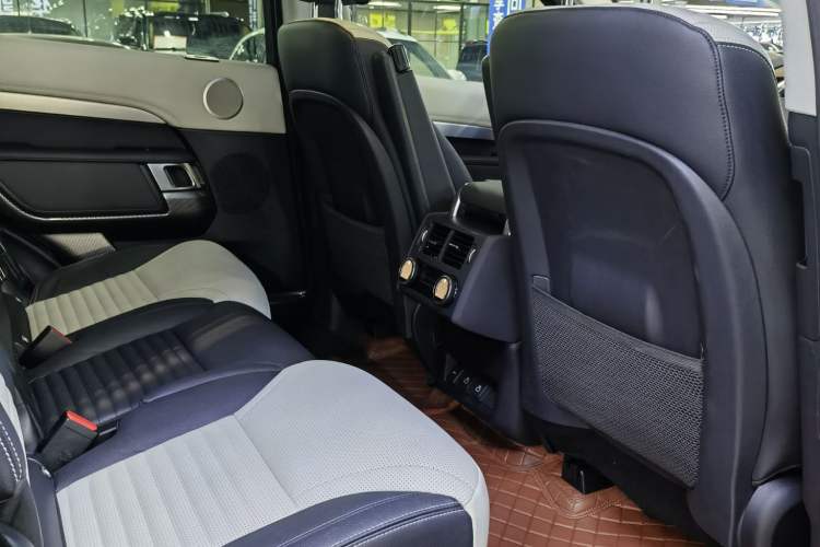Used Land Rover Discovery 2023 360 PS R-Dynamic S Interior 1