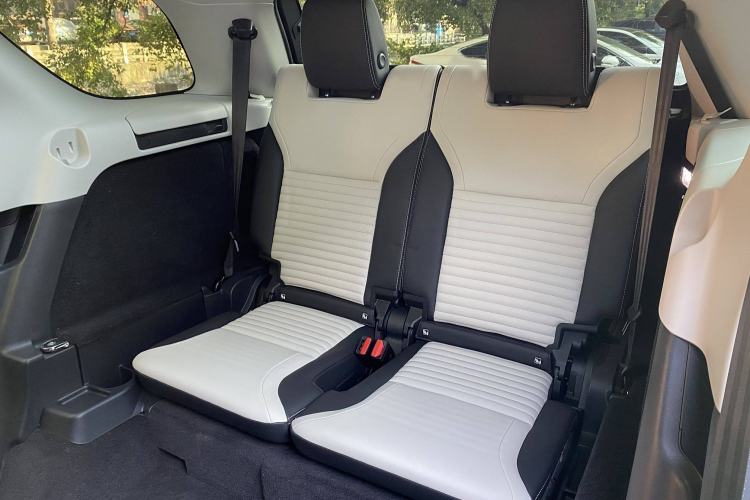Used Land Rover Discovery 2023 Revised Version 360 PS R-Dynamic S Interior 3