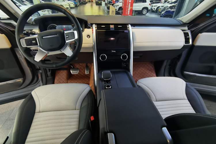 Used Land Rover Discovery 2023 360 PS R-Dynamic S Interior 4