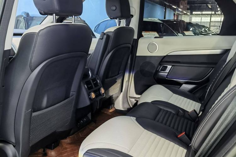 Used Land Rover Discovery 2023 360 PS R-Dynamic S Interior 6
