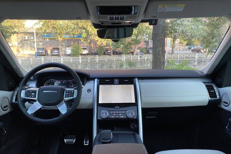 Used Land Rover Discovery 2023 Revised Version 360 PS R-Dynamic S Interior 7