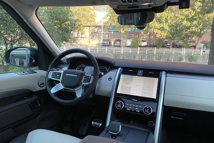 Used Land Rover Discovery 2023 Revised Version 360 PS R-Dynamic S Interior 8