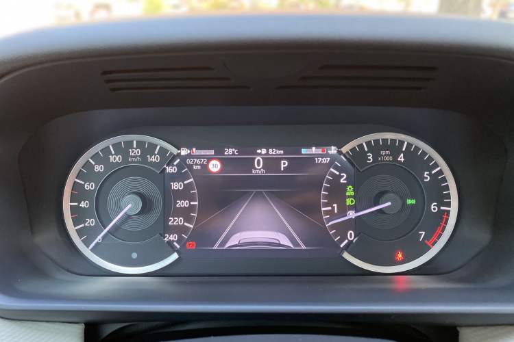 Used Land Rover Discovery 2023 Revised Version 360 PS R-Dynamic S Odometer Close Up
