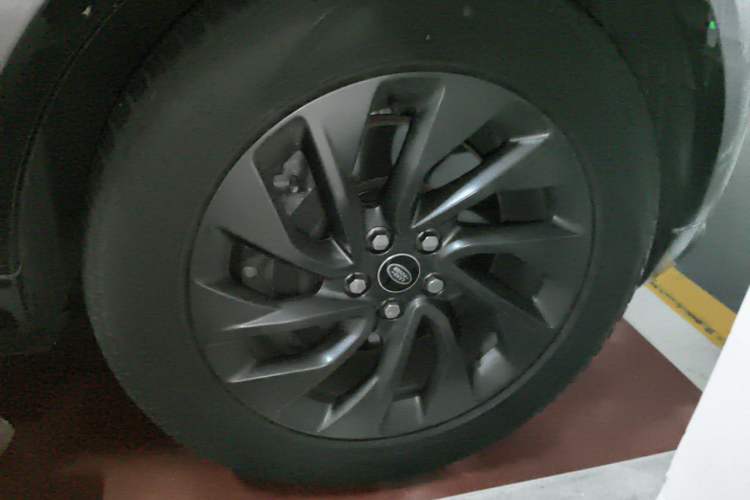 Used Land Rover Discovery 2023 360 PS R-Dynamic S Right Front Wheel Hub
