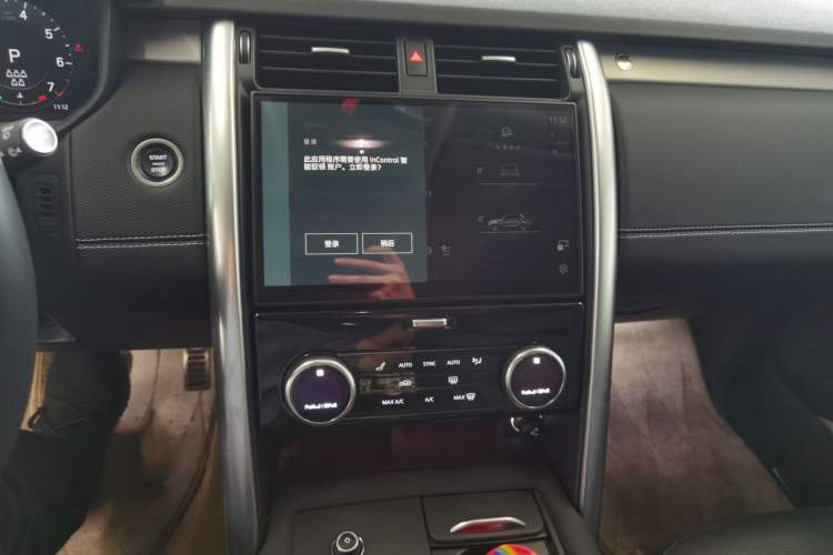 Used Land Rover Discovery 2023 Revised Version 360 PS R-Dynamic S Audio And AC Panel