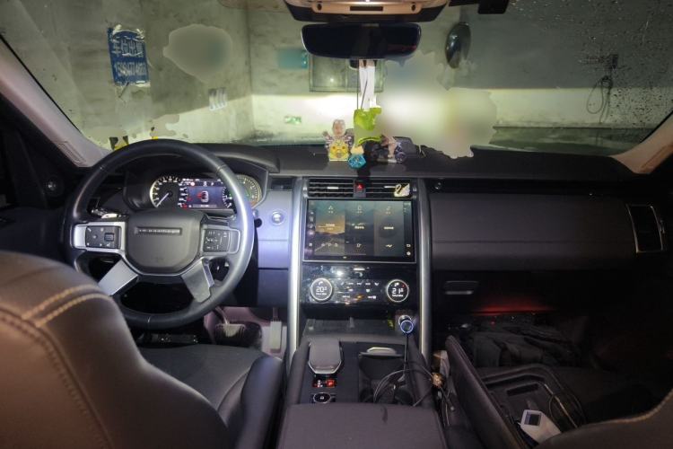 Used Land Rover Discovery 2023 300PS S Center Console
